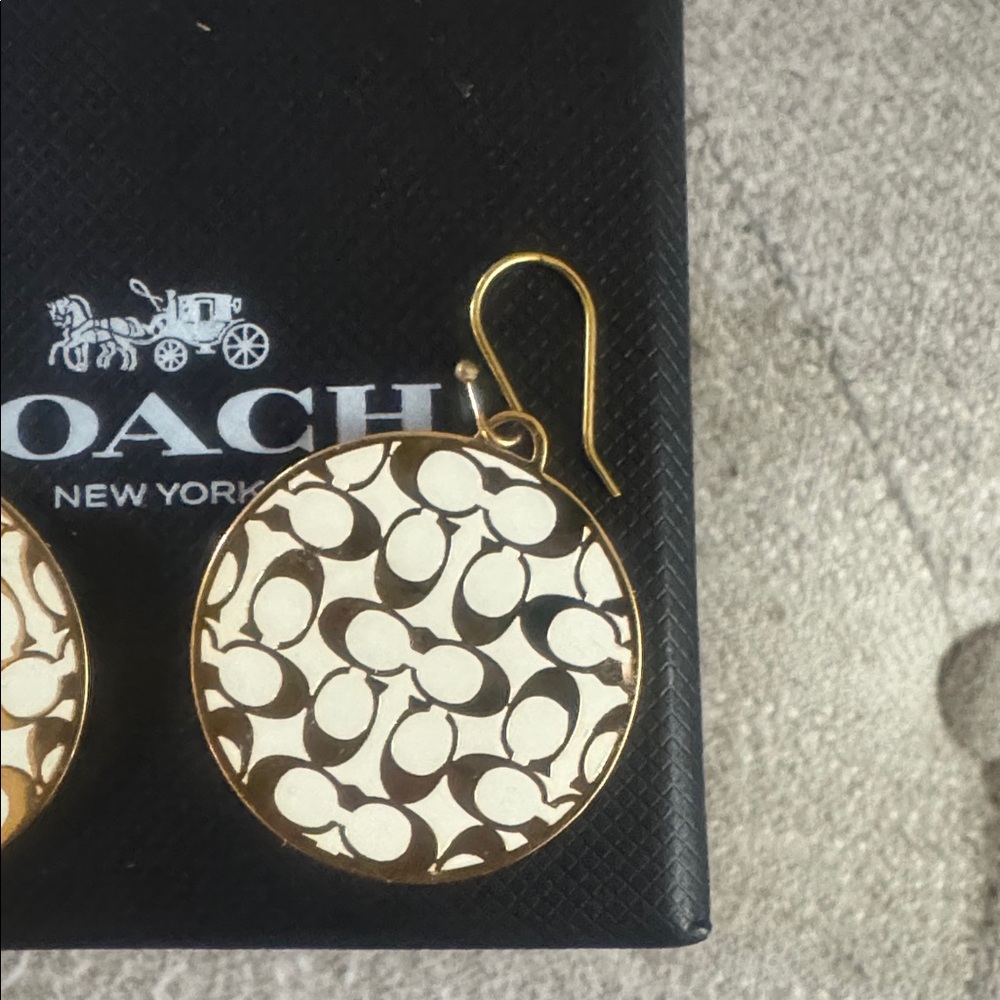 NWOT, Coach vintage gold /chalk signature earrings . - Picture 2 of 5